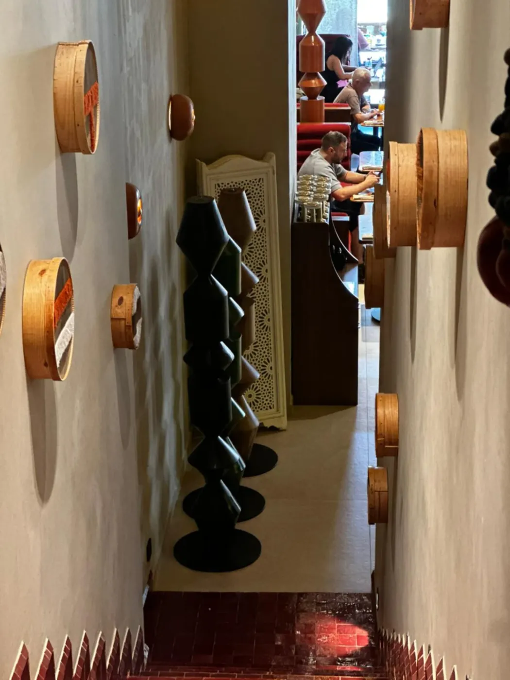 Le couloir et ses sculptures