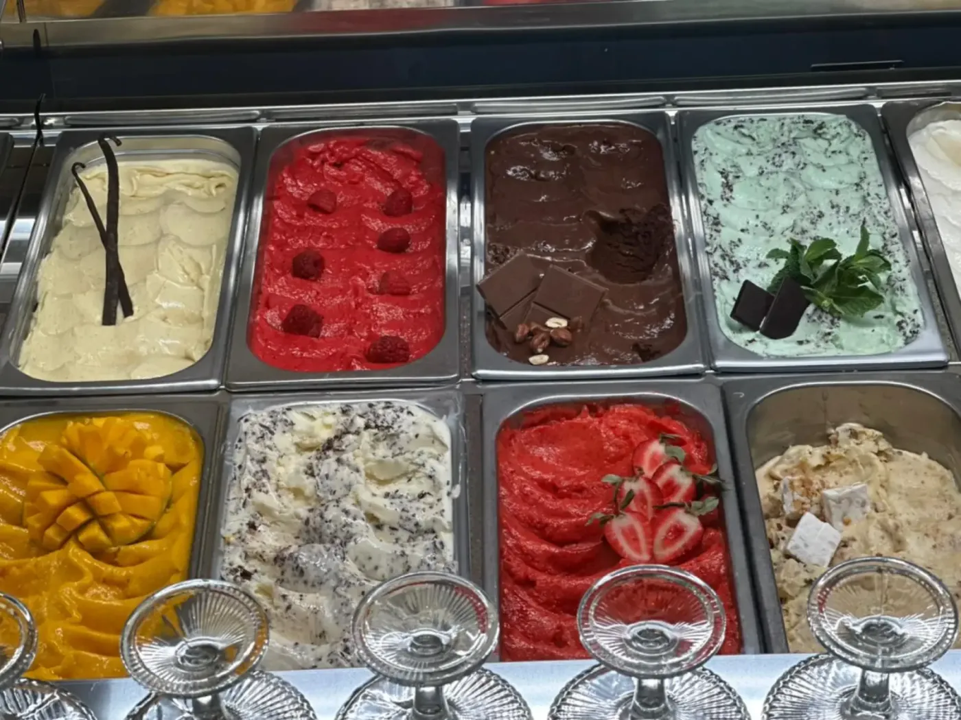 Les bacs du glacier : fraise, chocolat, menthe