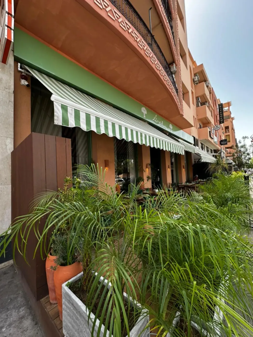 La façade et son store rayé vert