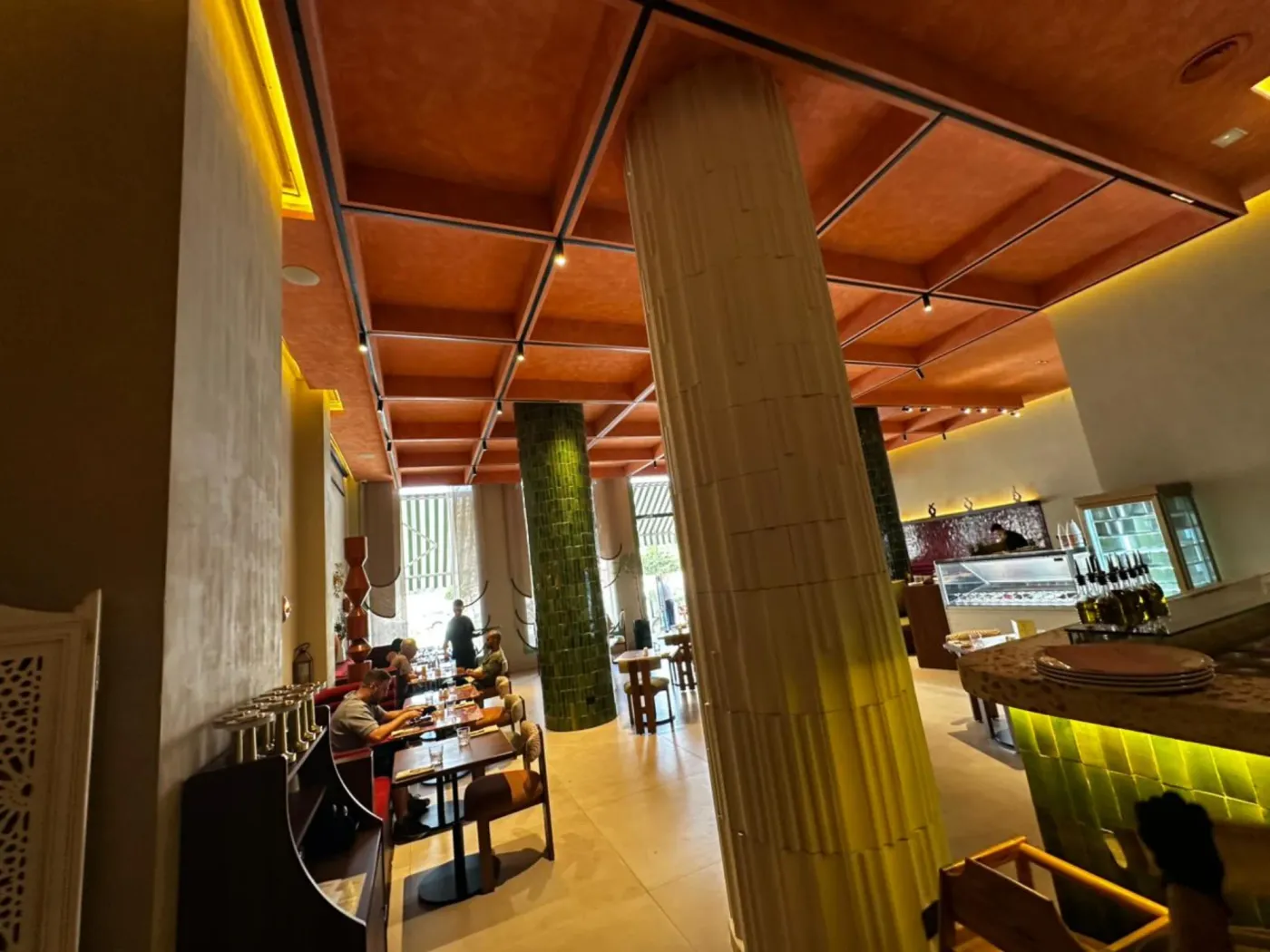 La grande salle de Liva, plafond en bois et colonnes