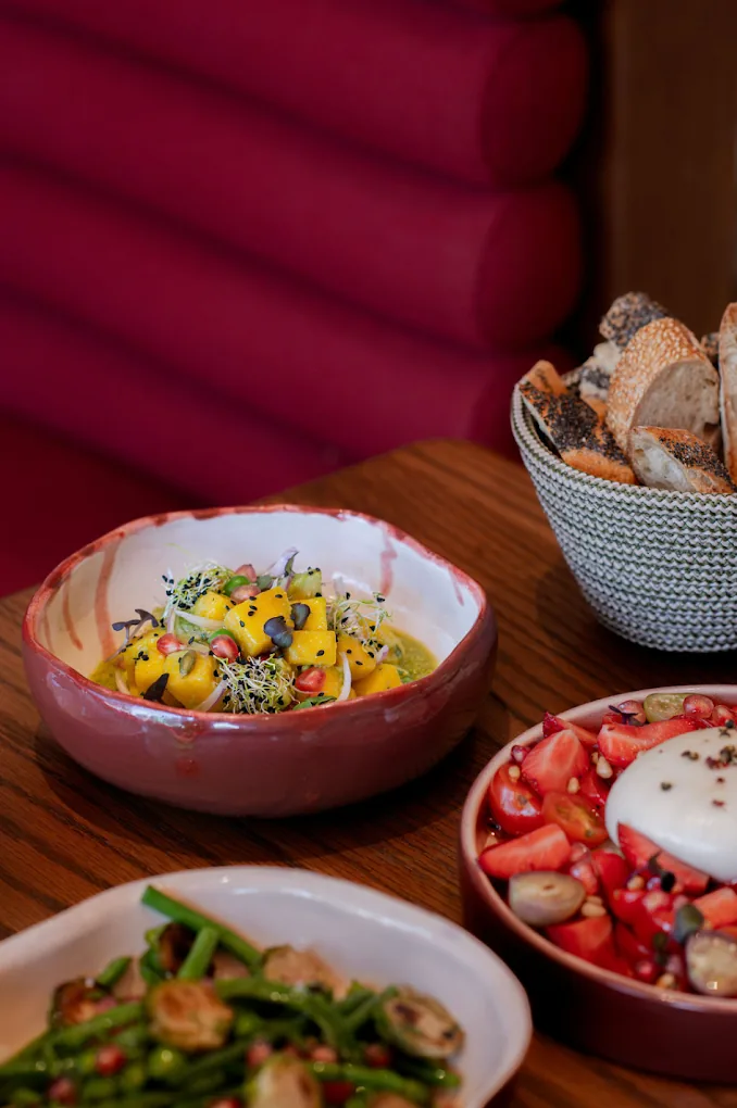 Des plats de Liva servis sur la table